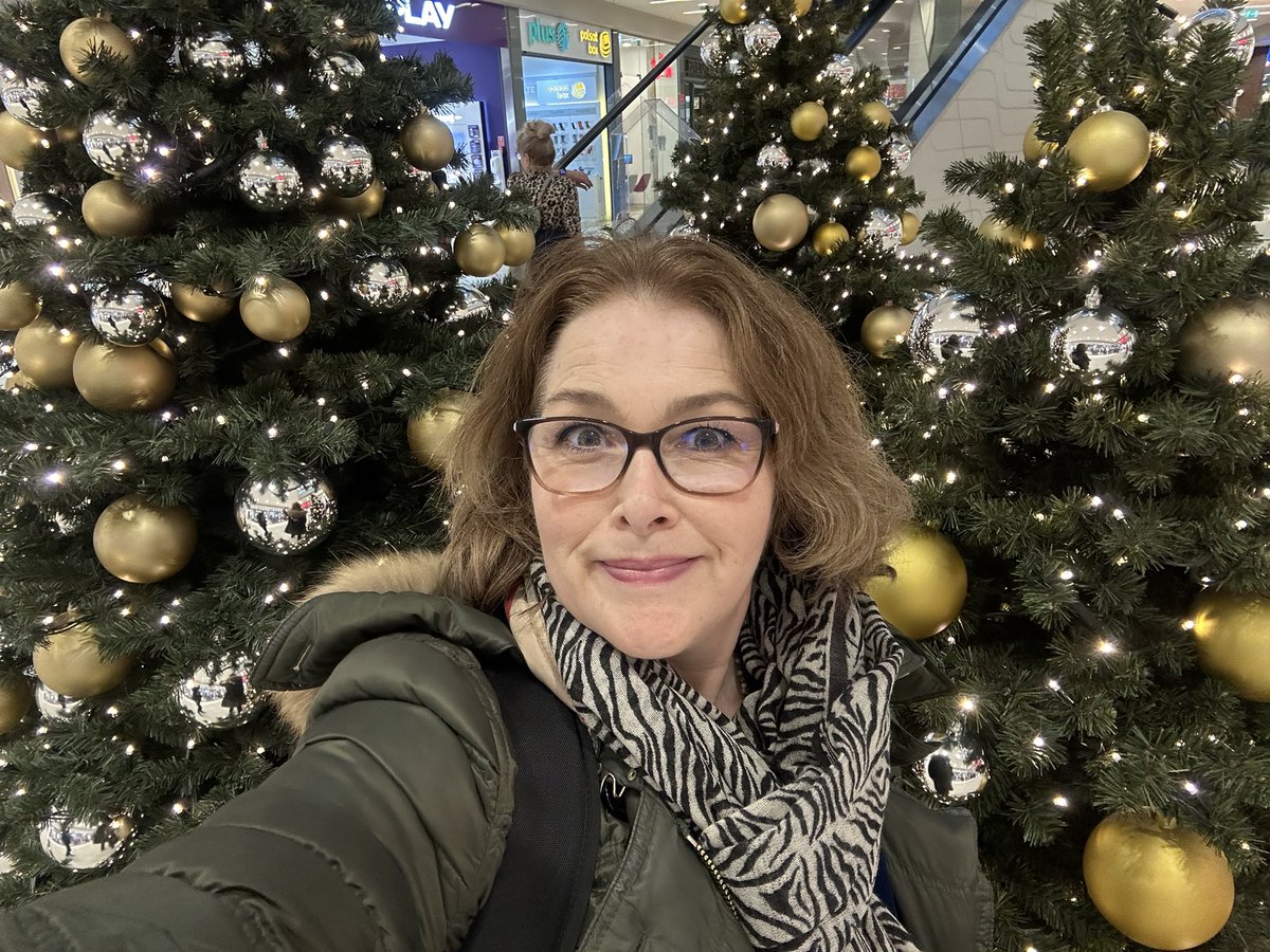 sarahlockett's tweet photo. Heading home for #Christmas after a few weeks away working. Feeling #festive! #Christmas2025 🎁🎊🎉👏#ChristmasCountdown https://t.co/r6mzlGRG88