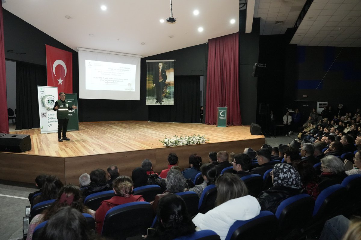 izmir_ilmem's tweet photo. ✨İl Millî Eğitim Müdürlüğümüz Koordinasyonuyla “Bağımlılıkla Mücadele Konferansı” Işılay Saygın Güzel Sanatlar Lisesinde Gerçekleştirildi

✨ Buca Işılay Saygın Güzel Sanatlar Lisesinde düzenlenen “Bağımlılıkla Mücadele Konferansı”na İl Millî Eğitim Müdürümüz Dr. Ömer Yahşi, il-ilçe yöneticileri, STK temsilcileri, öğretmenler ve veliler katıldı.

✨Konuşmasında bağımlılığı “zihinlerin işgali” olarak niteleyen İl Millî Eğitim Müdürümüz Dr. Ömer Yahşi, gençleri korumanın millî bir sorumluluk olduğunu belirterek YEDAM hizmetlerinin ücretsiz ve gizlilik esaslı olduğunu ifade etti. Toplumu gönüllü olmaya davet eden Yahşi, “Bir tek çocuğu bile kaybetme lüksümüz yok.” dedi.

✨Program, “Yeşilay” konulu çevrim içi bilgi yarışmasıyla sona erdi; dereceye giren katılımcılara hediyeler verildi.

@tcmeb @Yusuf__Tekin @drsuleymanelban @yahsiomer