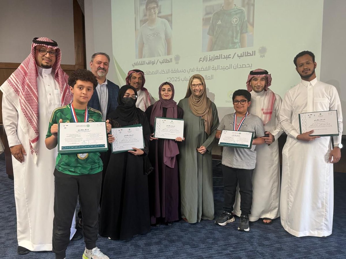 بكل فخر واعتزاز بمنجزٍ وطنيٍّ عظيم 🏅🇸🇦
حقق طلابنا الميدالية الفضية في مسابقة الذكاء الاصطناعي العالمية للشباب 2025، وسط مشاركة تجاوزت ١٣٠ ألف مشارك من ١٠٠ دولة، فيما اعتلت المملكة العربية السعودية صدارة دول العالم في مجموع الجوائز.

أبناؤنا الذين شرفوا الوطن:
•نواف القاضي –