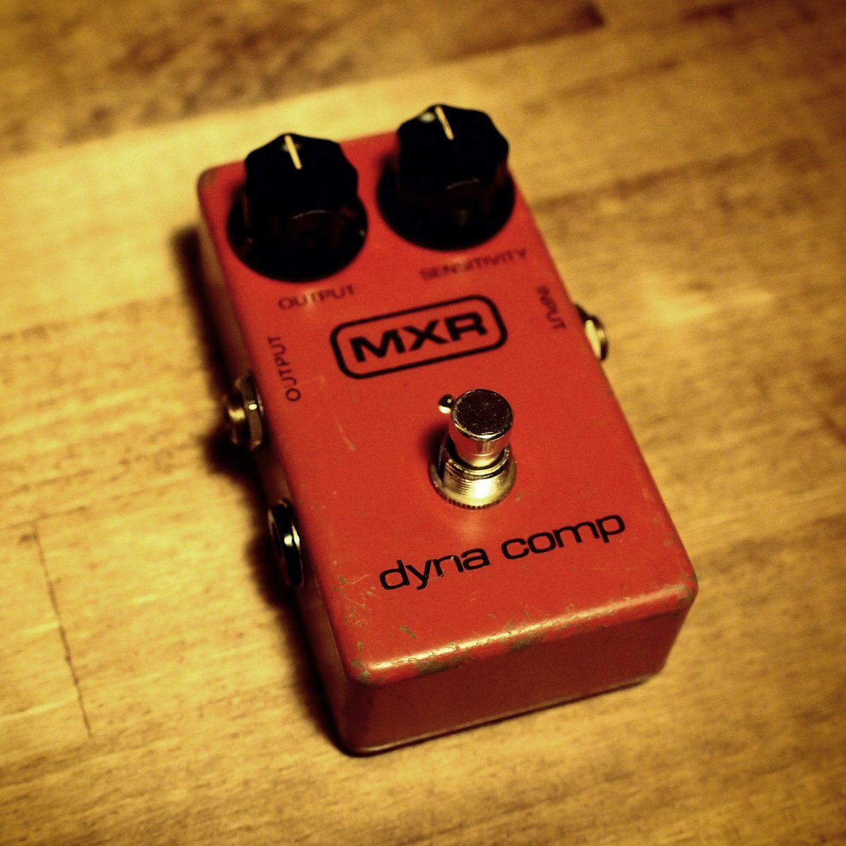 hirokuni_tanaka's tweet photo. 私の道具、それはエフェクツ シリーズ始めます.

第1回は言わずと知れた MXR dyna comp.
製造は1979年、奇しくも私と同じ年.

コンプは音量を揃える物と考える人がいますが
私に言わせればニュアンスを作り出す物です.

クウッ っという感じは
ダイナコンプでしか出せない味わいがあります.

#dynacomp https://t.co/6Z4LHwvXij