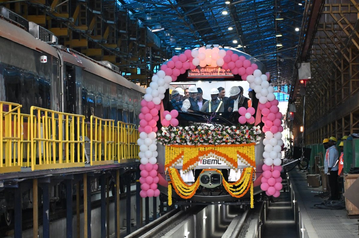 IndexKarnataka's tweet image. .@BEMLltd finally rolls out the prototype train for #BengaluruMetro's #PinkLine

The six-coach trainset will leave the Thippasandra plant and reach the Kothanur depot in the next few days

@ever_pessimist @ChristinMP_