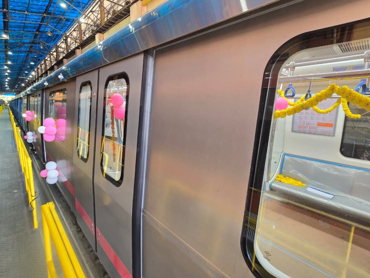 IndexKarnataka's tweet image. .@BEMLltd finally rolls out the prototype train for #BengaluruMetro's #PinkLine

The six-coach trainset will leave the Thippasandra plant and reach the Kothanur depot in the next few days

@ever_pessimist @ChristinMP_