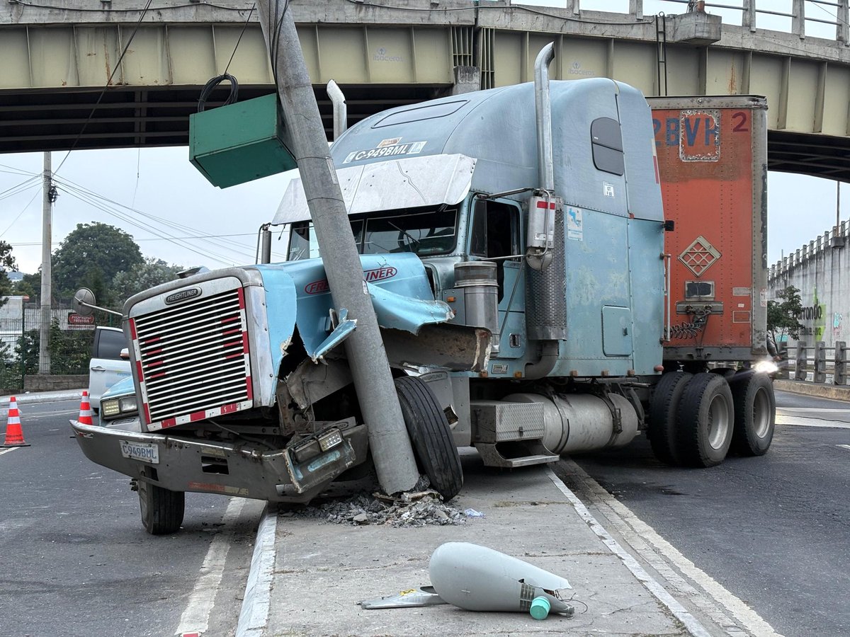 AztecaNoticiaGT's tweet photo. Un tráiler derrapó y chocó contra un poste de la energía eléctrica en el kilómetro 8.5 de la Ruta al Atlántico en jurisdicción de la zona 18 capitalina. El accidente dejó daños materiales. Los agentes de @ProvialOficial y la PMT de Guatemala mantienen cerrado un carril principal y uno auxiliar mientras la empresa eléctrica realiza labores, además, que una grúa acuda para realizar maniobras y retirar el vehículo involucrado.

Vía @mendoza_abram22
