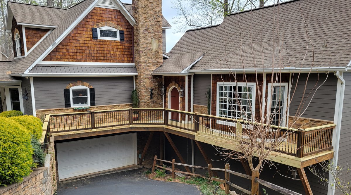 ngedecks1's tweet image. Curb appeal isn't complete without a great entryway ✨ This custom deck sets the tone for the entire home. Built strong by North Georgia Elite Decks.#NorthGeorgiaEliteDecks #DeckReplacement #FrontEntryDeck #CustomDecks #DeckBuildersNearMe