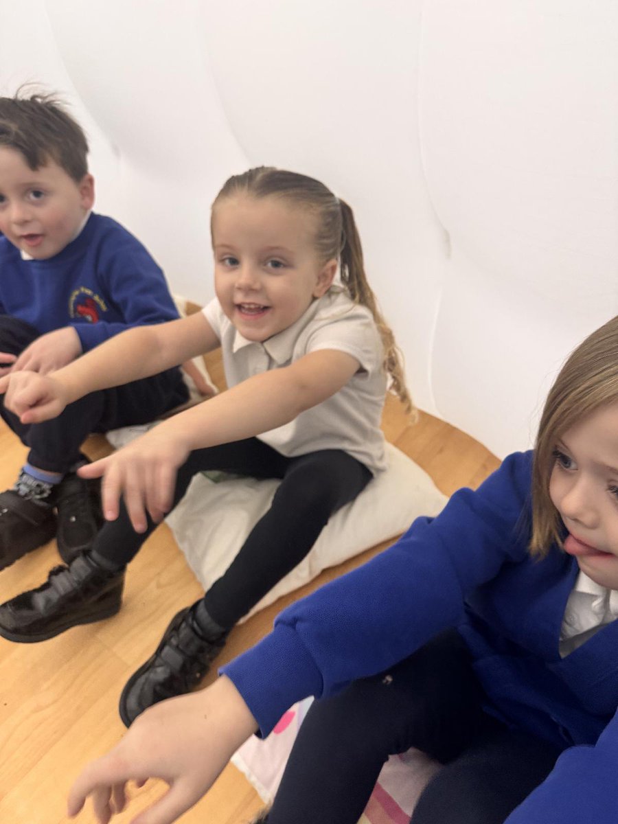 StanningtonFir2's tweet photo. Bluebell Class had an amazing time with JamJar theatre exploring the lives of penguins (we even got to cuddle one) ! https://t.co/NwUGp1GbuX