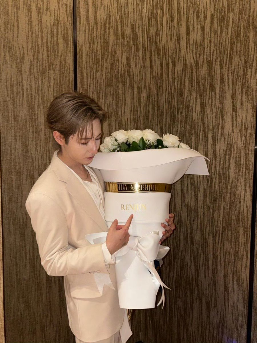 อินจุนมาอัปรูปกับช่อดอกไม้จากแจนยัวร์ 😭💐🤍