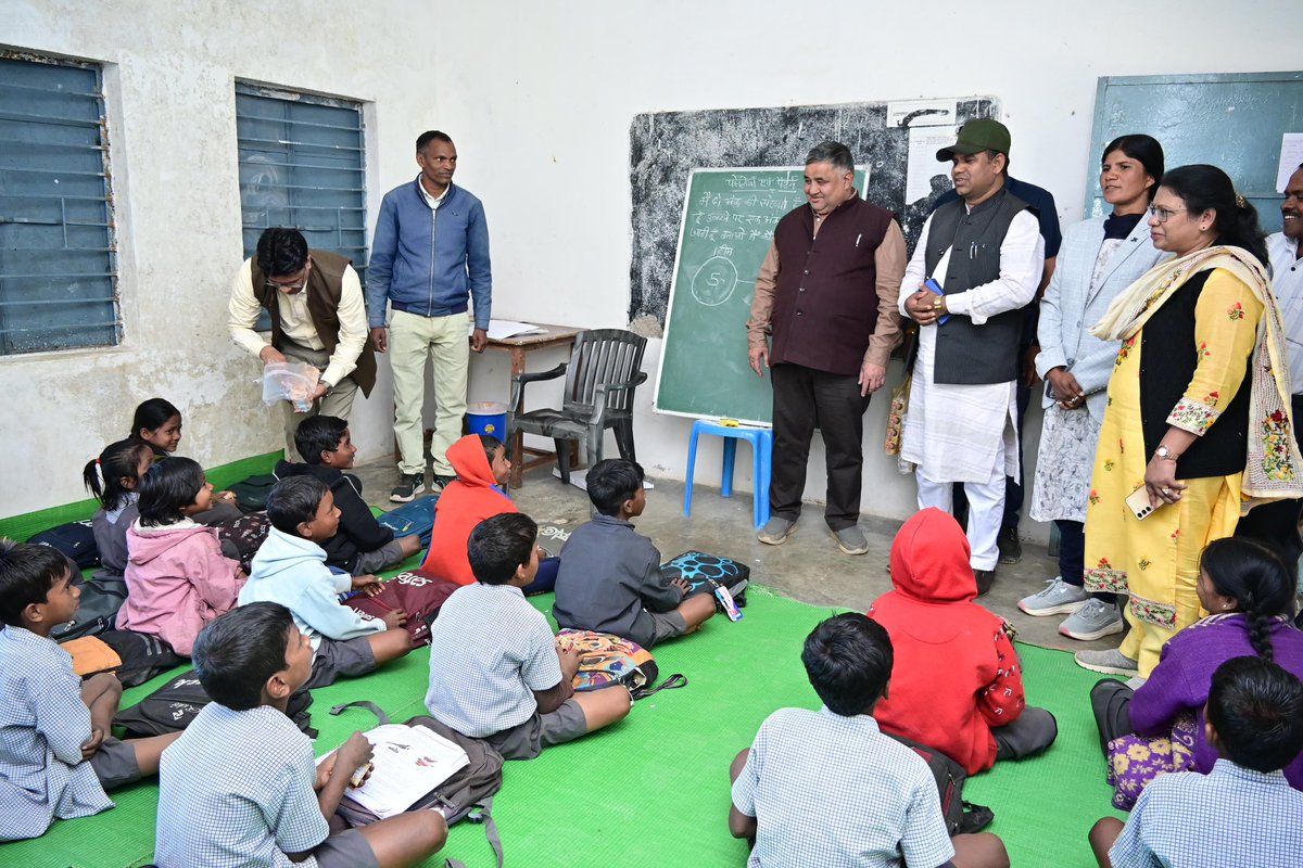 आज गौरेला–पेंड्रा–मरवाही जिले के ग्राम बेंदरचुआ के शासकीय प्राथमिक शाला का औचक निरीक्षण किया। क्लासरूम में जाकर बच्चों से आत्मीय बातचीत की, उनकी पढ़ाई-लिखाई, उपस्थित‍ि और आवश्यक सुविधाओं का हाल जाना। बच्चों का उत्साह देखकर बेहद खुशी हुई और उन्हें नियमित रूप से स्कूल आने व मन