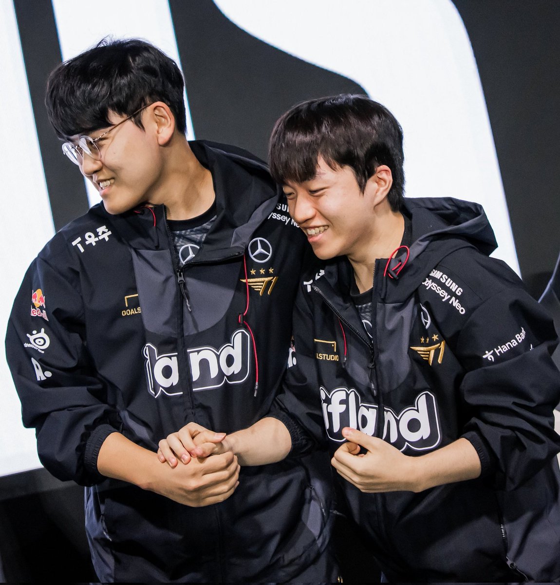 dearyhyeokie's tweet photo. I just had a major flashback..
The way Guma and Keria hold hands never changes even when they are on different teams

.                 2023                         2025 https://t.co/7RSH97ZOGW