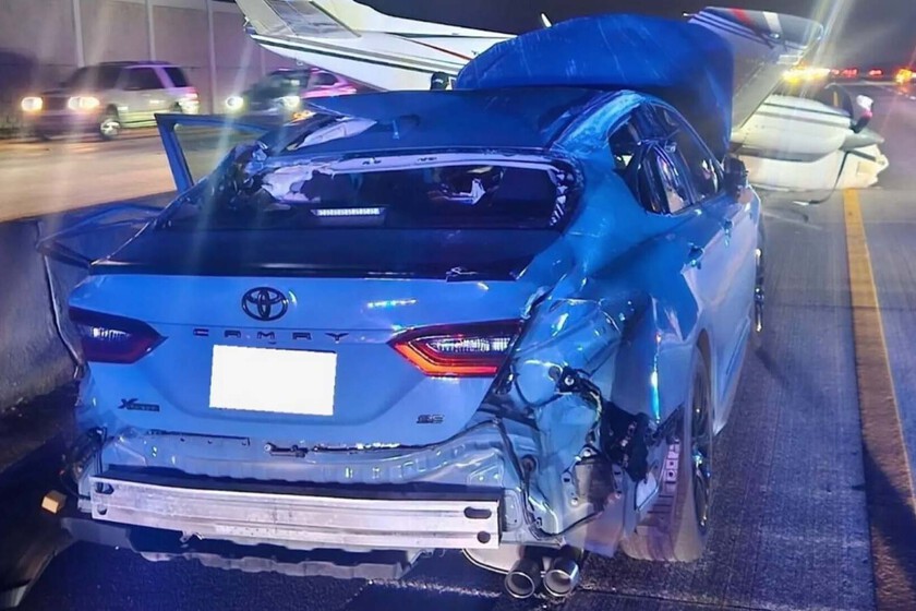 Conducía tranquilamente su Toyota por la autovía, hasta que una avioneta aterrizó en su techo. Salió viva de milagro motorpasion.com/p/332622