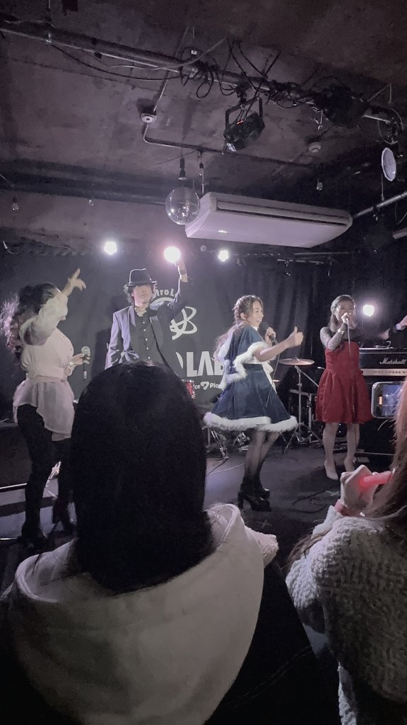 the_areaa369's tweet photo. 【アレイ週末の高い塔初2DAYS✌】
妃ノ式部pre.「風花舞い散るブルーデイズ大宴会」
"君に会いに行くから"
いよいよ明後日12/13(土)！　
出演いたします🙌
アレイの出番は19:00~です😉🎤

お馴染みの"アレ"を式部さんの前では初披露する予定…！？
この日はTAKAITOWで大いにエンジョイしましょ~🔥🍻✨ https://t.co/947ISQwIZQ