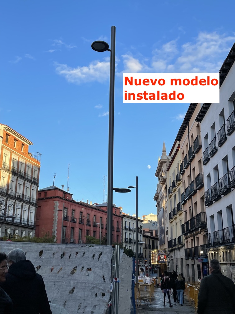 Las farolas que se instalaron en la reforma de la plaza de Tirso de Molina de 2006 fueron el resultado de un diseño propio (y caro).

¡SOLO! 19 años después se acaban de sustituir por otras claramente peores. La vida útil de una farola es de muchas décadas más. Qué desastre.