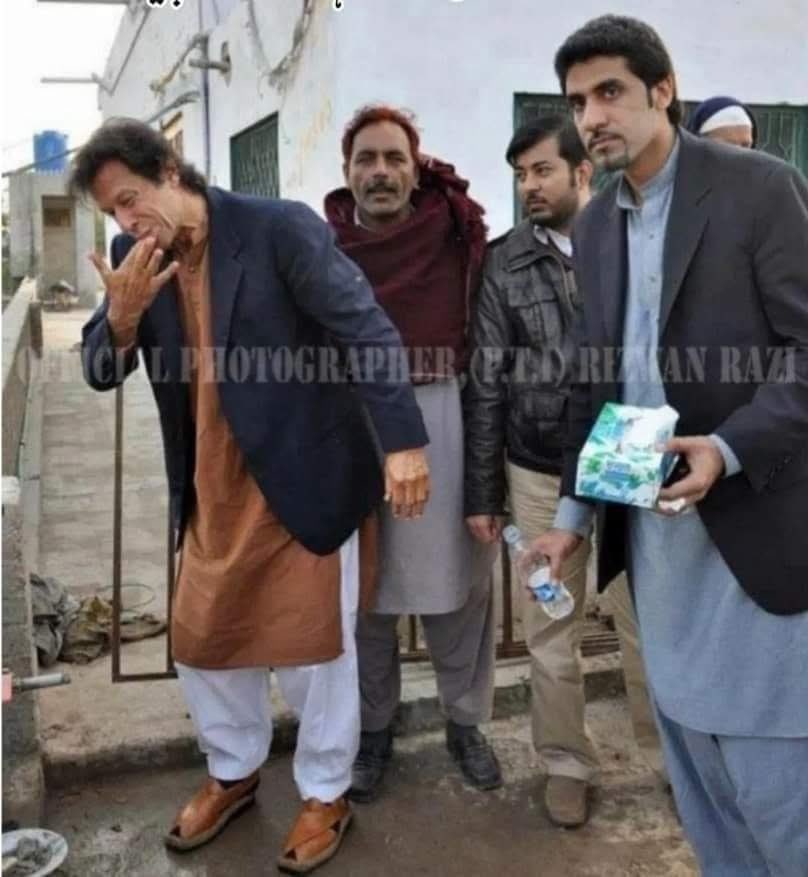 یہ کپتان کے ٹشو پیپر کس نے اٹھا رکھے ہیں؟ ان کی اوقات یہی تھی۔ کہتے ہیں روز پریس کانفرنس کروں گا، اچھا پھر کیا ہو جائے گا؟
#رہائی_کا_واحد_راستہ_مزاحمت