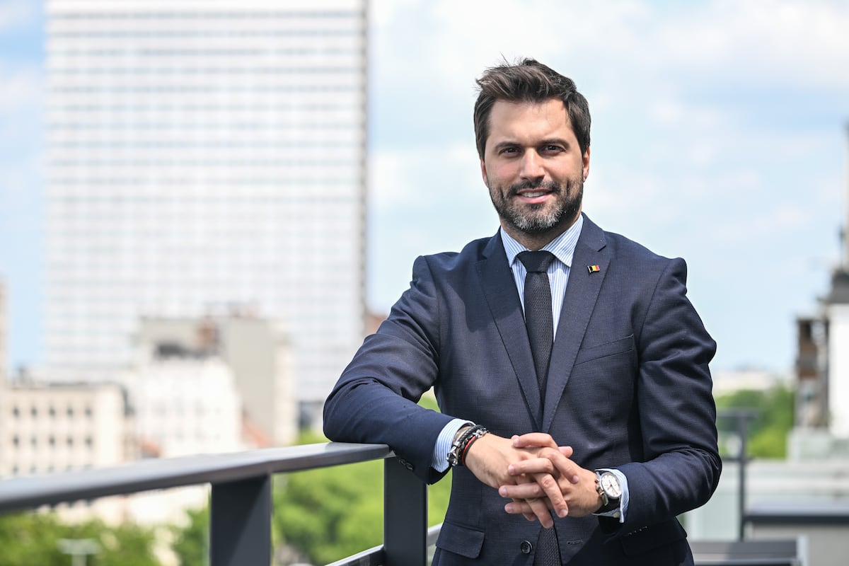 DHBruxelles's tweet photo. Bouchez ne se sent plus "lié" aux Engagés après la sortie de Verougstraete: "Je n'apprécierais pas que ma femme aille coucher dans le lit d'un autre" https://t.co/62IAweyE39 https://t.co/2xfiZyI8LR