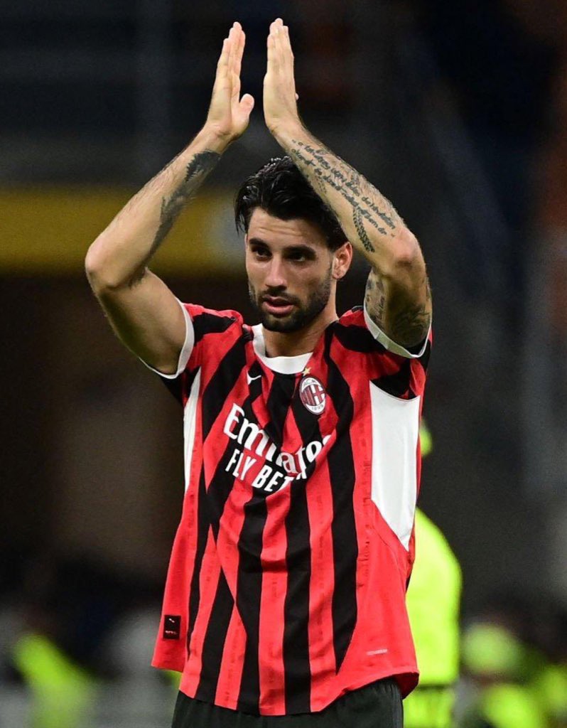 SleeperACMilan's tweet image. 🇭🇺❤️🖤 Szoboszlai: a true Milanista

That's what he said last year after Milan-Liverpool:

"Why was I wearing a Milan shirt? Because I’m a Milan fan, all my friends know it. In my house in Budapest there’s a photo of me with Paolo Maldini from when my grandmother took me to meet…