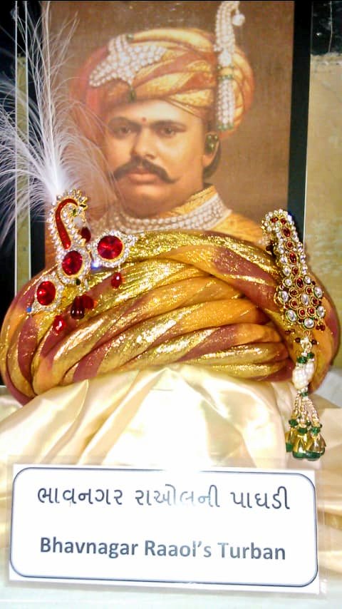 InfoGujarat's tweet photo. પાઘડી બાંધવાની કલામાં મહારથ હાંસલ કરનાર રાજ્ય સરકારના અધિકારી ધર્મરાજસિંહ વાઘેલા 373 પ્રકારની પરંપરાગત પાઘડીઓ બાંધી જાણે છે...

જિલ્લા યુવા વિકાસ અધિકારી ધર્મરાજસિંહ વાઘેલાએ દેશના વિવિધ રાજ્યોની મુલાકાત લીધી તેમજ વિદેશમાં બંધાતી પાઘડીઓની માહિતી એકઠી કરી 373 પ્રકારની પાઘડી બાંધતા શીખ્યા...

#Paghdi #Turbans #GujaratiCulture #Culture #tradition