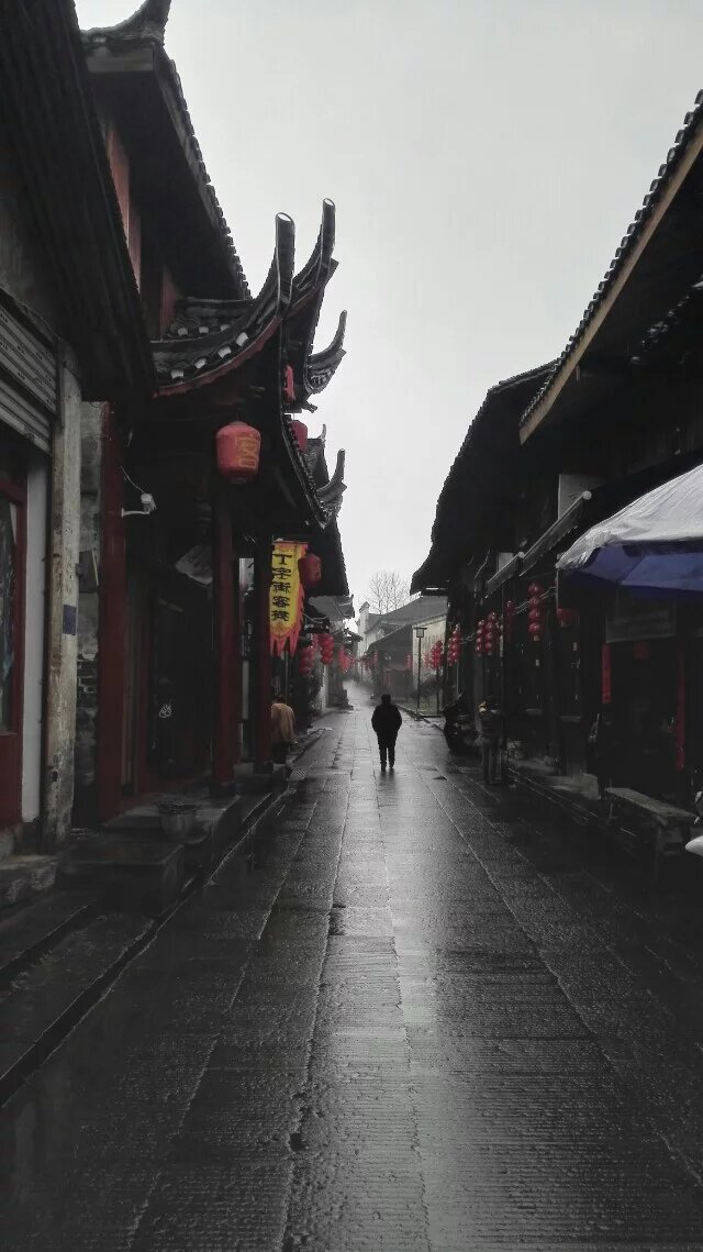 Deez87240522's tweet photo. 今日打卡XX老街！骑共享单车穿巷弄，偶遇藏在转角的老茶馆，一杯盖碗茶晒到太阳落山～晚风里飘着糖炒栗子香，这趟citywalk太治愈 https://t.co/roGTYJKEcy