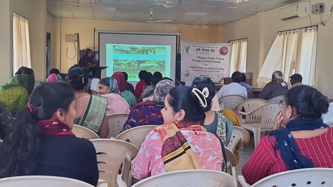 KVK_Kukma_Bhuj's tweet photo. Day 2 &amp; 3 of the 16-Day #NaturalFarming Training at ICAR–CAZRI KVK Bhuj concluded successfully!
🌱 60 farmers each from Khedoi &amp; Lohariya participated with great enthusiasm.
#NMNF #KVKBhuj #ICAR #GPKVB #CAZRI https://t.co/FAvETWuFUG