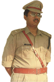 SadaaShree's tweet photo. If you have been to S.R.Nagar in Hyderabad, you would have seen this statue at the junction right near to the Metro.

That is of Chadalavada Umesh Chandra, one of the finest cops ever, who took on both the Naxals and Factionists.

And paid for it with his life at a very young age of 33.

Hailing from Guntur dt, a Gold Medallist in Economics from Osmania University, joined the IPS in 1991.

His very first posting was in Warangal( Rural) dt between 1992-94, then a hotbed of Naxals.  Both as a trainee and ASP he cracked down ruthlessly on Naxals, leading teams.

Then served in Kadapa dt twice, first as ASP( Pulivendula) between 1994-95 and later SP( Kadapa) from 1995-97.  Took on the powerful faction lords, ruthlessly cracked down on gambling dens, anti social elements.

Again between 1997-98 served in Karimnagar, another Naxal hotbed, where he ruthlessly cracked down on many.

He was also known as a people's cop, interacting with ordinary citizens, hearing their problems, organizing Jana Jagruti sessions.

Sadly thanks to dirty politicking of some top police offers, he was transferred Welfare and Sports dept, as AIG. Even there he led initiatives for computerization, welfare of police employees.

September 4, 1999 shot dead in broad daylight at S.R.Nagar junction, the statue in his honor is located at the very same spot.

Questions were raised to the top brass as to why proper protection was not given to him, knowing he was on the hit list of Naxals.

A true hero, who died young, who earned the respect of fellow police, ordinary people, Chadalavada Umesh Chandra, salute.