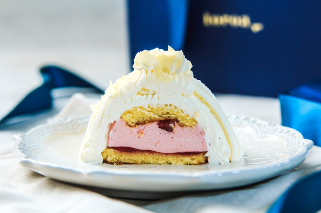 クリスマスにホールケーキをひとりじめして食べる幸せのひと時を