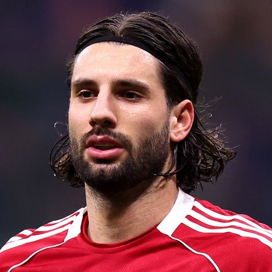 Nel 2020 Furlani si incontra con procuratori e intermediari di Szoboszlai e sigla un’intesa di massima. Si brinda, è tutto sistemato. Ma ecco che tutto salta: Szoboszlai sarebbe stato il primo colpo della gestione Rangnick, che invece sfuma all’improvviso

<a href="/Gazzetta_it/">La Gazzetta dello Sport</a>