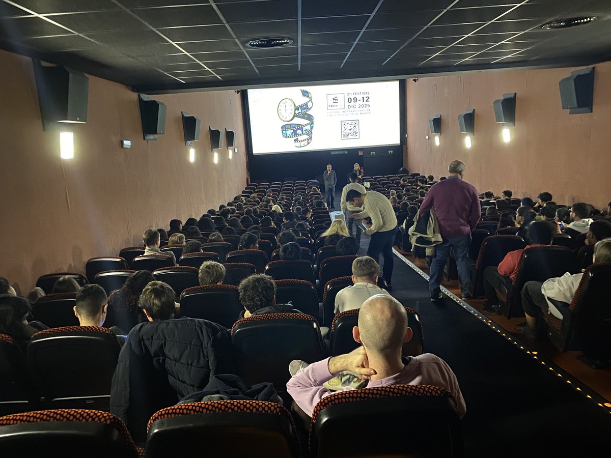 👉Cuarta jornada del Festival Educacine 
👉Sala repleta 
👉Vamos a ver “Una función inesperada”
👉Presenta Sofía López, profesora de narrativa audiovisual 
<a href="/decine21/">Decine21</a> <a href="/Magisnet/">Periódico Magisterio</a> <a href="/sienaeducacion/">Siena Educación</a> <a href="/CinesVerdiMad/">Cines Verdi Madrid</a> <a href="/MADRID/">Ayuntamiento Madrid</a>