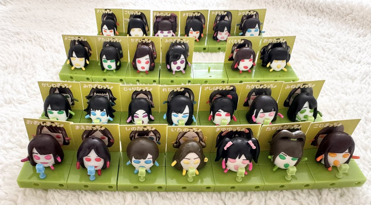 crazypuu's tweet photo. 有識者の皆さん…………
このAKB48っちょの19番目のシークレットは結局誰ですか…これだけ持ってないんです………やすすですか…👓
選抜順だったり、ユニットだったりで並べて遊んでたのが懐かしいなぁ（´-`）.｡oO(授業中の思い出) https://t.co/T6WOwpZBWG