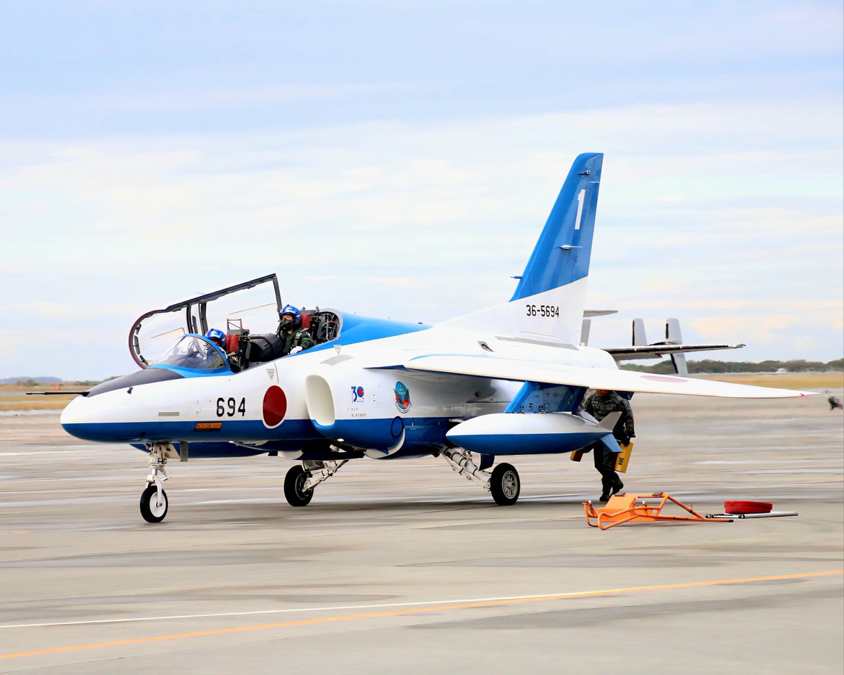 Naha_AirBase's tweet photo. ブルーインパルスファンの皆さん！！
お待たせ致しました！！！

本日、那覇基地にブルーインパルスが到着しました✨

美ら島エアフェスタ2025開催まであと『３日』✈️
皆様のご来場をお待ちしております🔥

＃那覇基地　＃航空自衛隊　＃ブルーインパルス
＃美ら島エアフェスタ　＃到着 https://t.co/sJNZwYOimZ