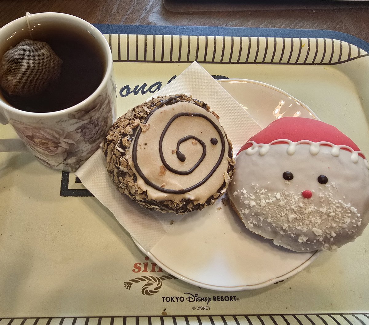 今日のおやつはJACK IN THE DONUTSのコーヒーチョコブッシュドノエルと