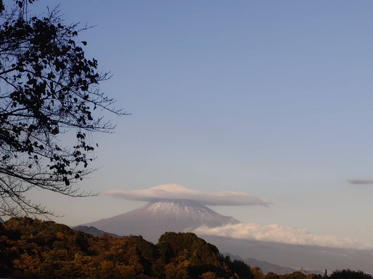 Image for the Tweet beginning: 今日の夕方、日本平から。🗻
富士山の山頂に、大きな傘雲が広がりました。🌥️
寒冷前線の南下にともない、湿った空気が富士山の斜面を上昇し、
山頂付近で冷やされることで形成されたと考えられます。

見た目は静かでも、傘雲の内部では暴風が吹き荒れています。🌀
#富士山 #笠雲 #日本平… 