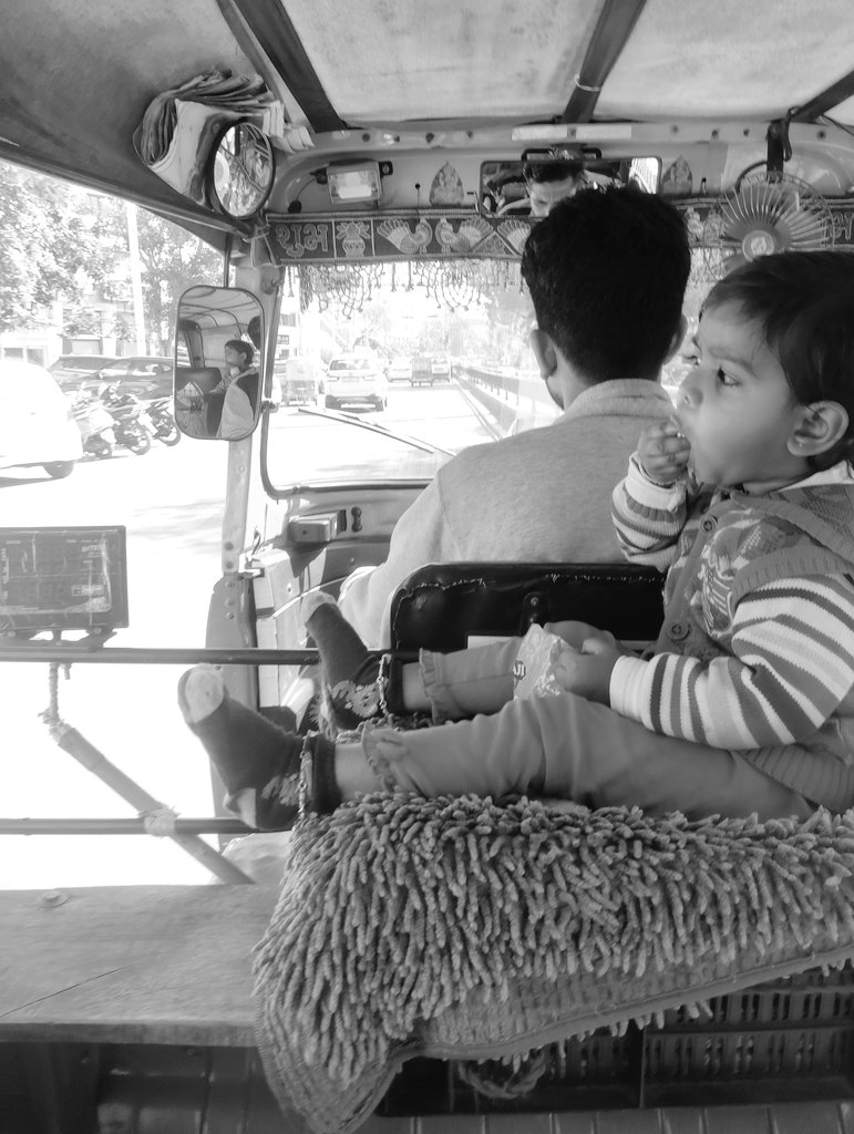 Prernakanani1's tweet photo. लोग कहते है कि ममता सिर्फ मां के ही हिस्से में लिखी जाती है! पर जिम्मेदारी जब पुकारती है तो एक पिता भी मां बनकर, छाया बनकर,संसार बनकर खड़ा हो जाता है ।❤️✍️
#में_और_मेरी_बाते
#random_pic
#clicked_by_me https://t.co/K6UCBho0NS