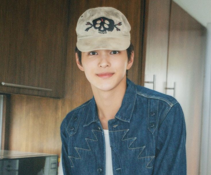 loveslifeis's tweet image. 10 things why you should be my chairmate! 🪑

a keonho cortis few tweets au.