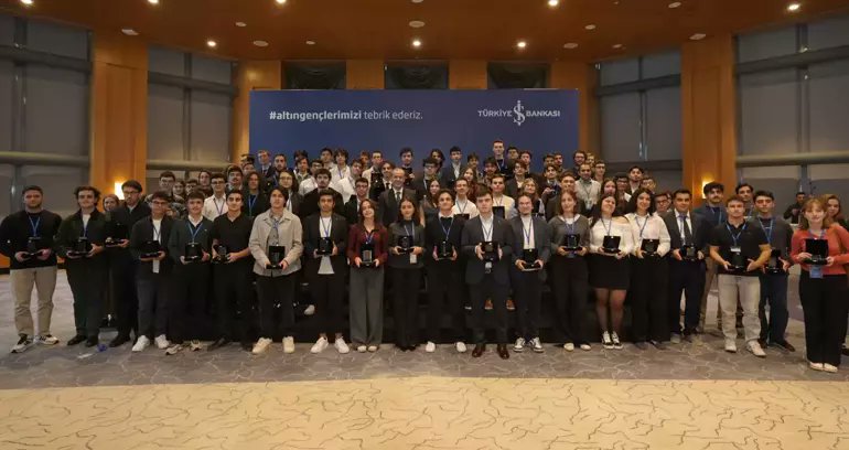 İş Bankası 2025 yılında YKS’de sayısal, eşit ağırlık, sözel ve dil ham puan türlerinde ilk 30’a giren 102 öğrenciye 30 bin TL para ödülü ve Avrupa’da trenle seyahat olanağı sağlayan InterRail Global Pass bileti hediye etti.