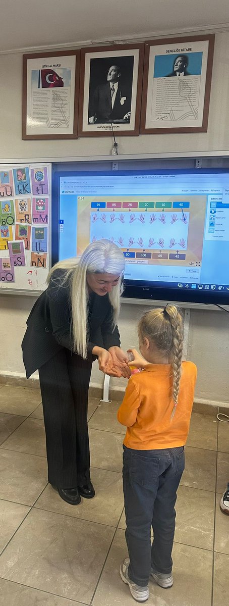 İlçe Millî Eğitim Müdürümüz Sayın Zeynep Koçak Uyanık ve Şube Müdürümüz Sayın Aylin Kurt, Serhat İlkokulunu ziyaret etti.
Ziyarette öğrencilerle samimi sohbetler edilerek keyifli anlar paylaşıldı. Müdürlerimiz, çocuklarla geçirilen zamanın değerini vurgulayan sıcak bir atmosferde