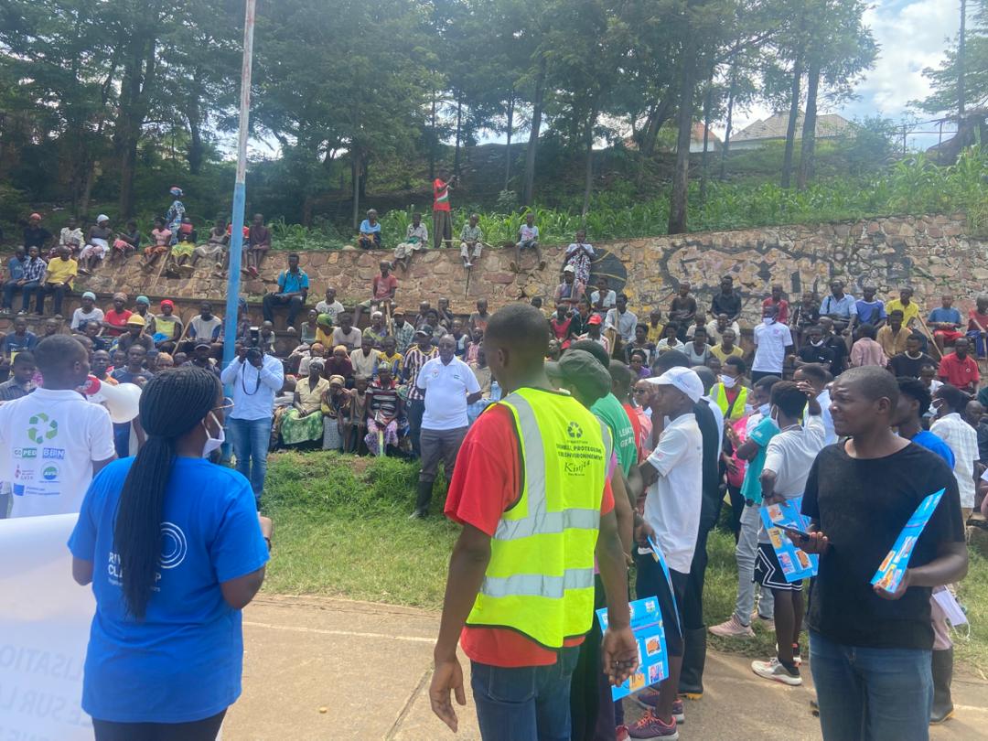 EnvironmentUb's tweet image. Mutanga Sud nettoyé !
@EnvironmentUb, le COPED (ECOCIRC) &amp;amp; KINJU ont mené une sensibilisatio sur la salubrité publique.
+50 sacs collectés
Appels forts des autorités pour un comportement responsable
Ensemble pour une ville propre #Burundi #Environnement #CleanUp #ECOCIRC