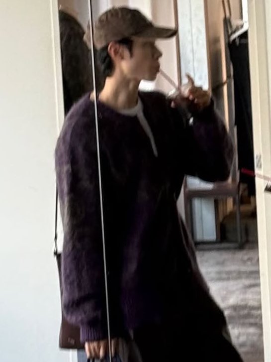 형 머하는거지…                     쪼롭
아 사진찍네                            (멋있는 척)