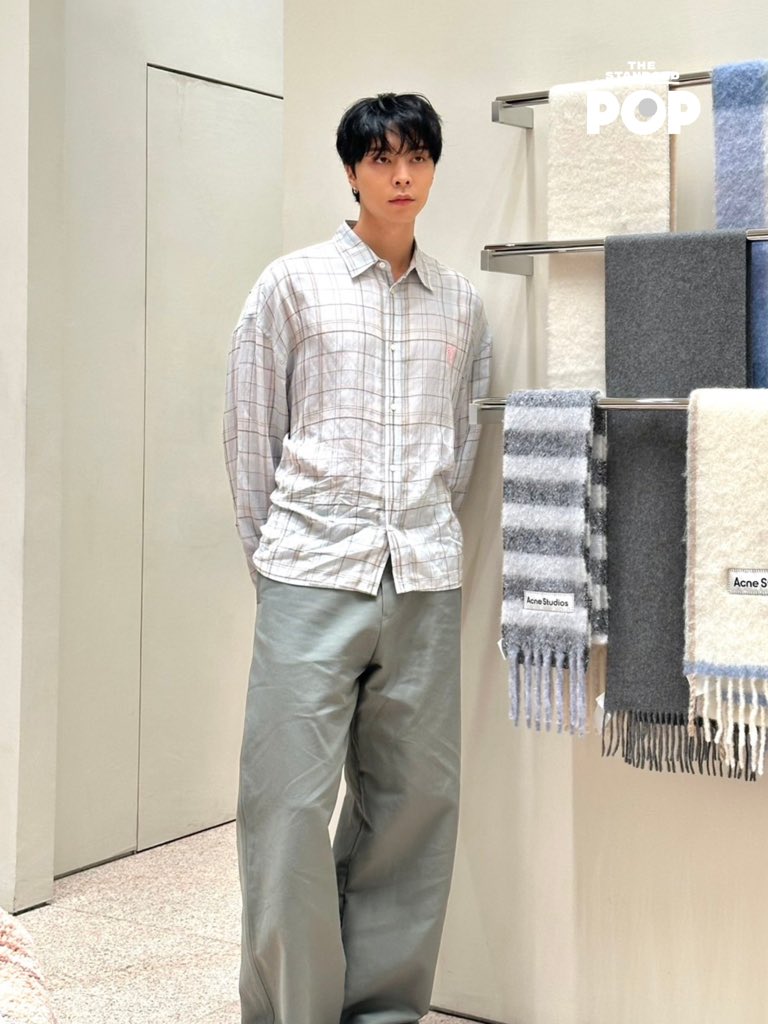 Johnny Suh แบรนด์แอมบาสเดอร์ระดับโลกของ Acne Studios เดินทางมาถึงร้านใหม่ของ Acne Studios สาขาแรกในประเทศไทยแล้ว ณ Siam Paragon 
 .
#AcneStudios 
#AcneStudiosLovesBangkok
#JOHNNY #쟈니 
#NCT #NCT127
#JOHNNYSUH 
#AcneStudiosXJohnnySuh
#TheStandardPop
<a href="/acnestudios/">Acne Studios</a> <a href="/NCTsmtown/">NCT</a>