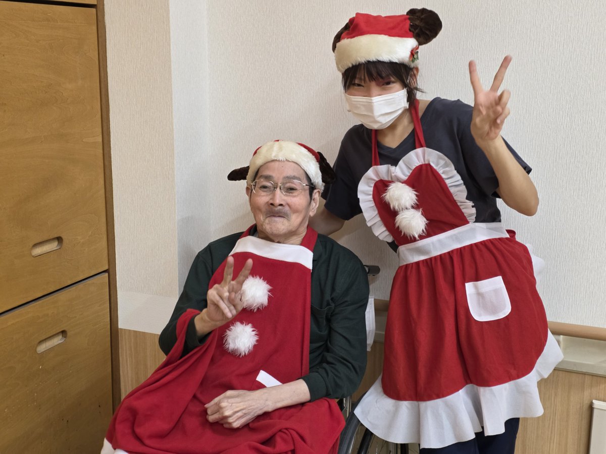 takinouehappy's tweet photo. 今日はクリスマス会の準備をしました！クリスマス会の設営とポスターは学生さんに手伝ってもらいました。１２月１７日のクリスマス会は皆さんに楽しんでもらえる会になるといいな。 https://t.co/HNMbkvhBkc