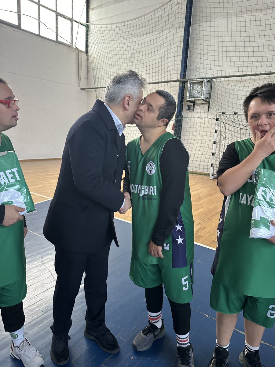 Gökhan ve arkadaşlarına söz vermiş olduğum formalarını teslim etmenin mutluluğunu yaşadım. Gökhan ve  arkadaşlarına müsabakalarında başarılar diliyorum… Ayrıca kendisine  hediye etmiş olduğu kitap içinde teşekkür ediyorum …