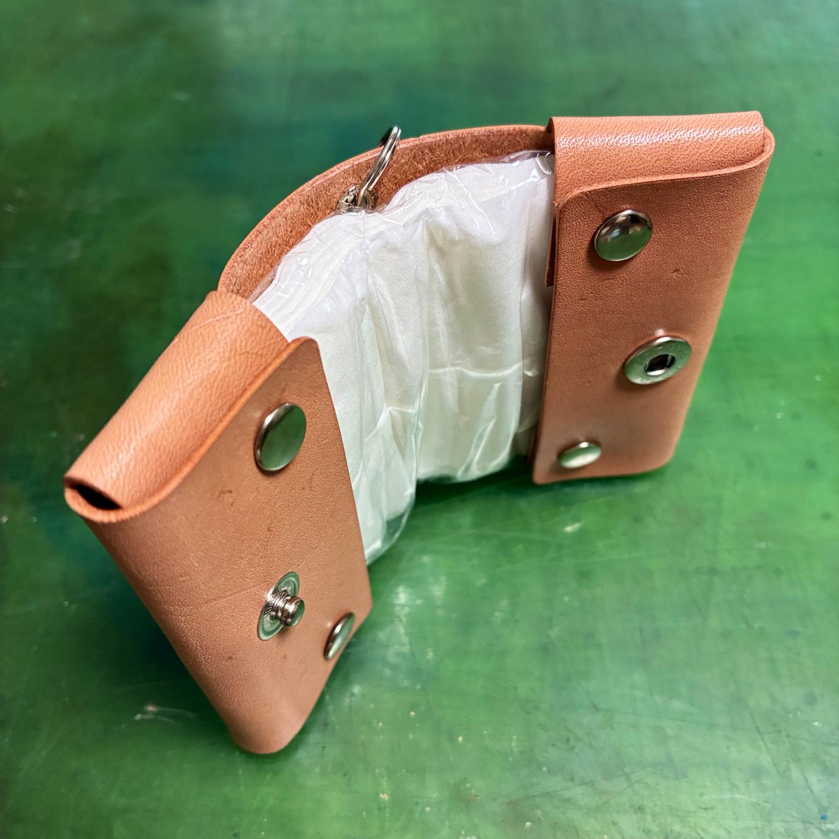 むぅ工房のワークショップでは、ポケットティッシュカバーも作れます❣️
以前友人にプレゼントしたら喜んでくれたので、「好きな柄で作れたら面白い？」と思い用意したものの…今の所、作ってくれる方がいません😆💦
需要なかったのかも⁉️(笑)
#ワークショップ 
#ヌメ革 
#ティッシュカバー