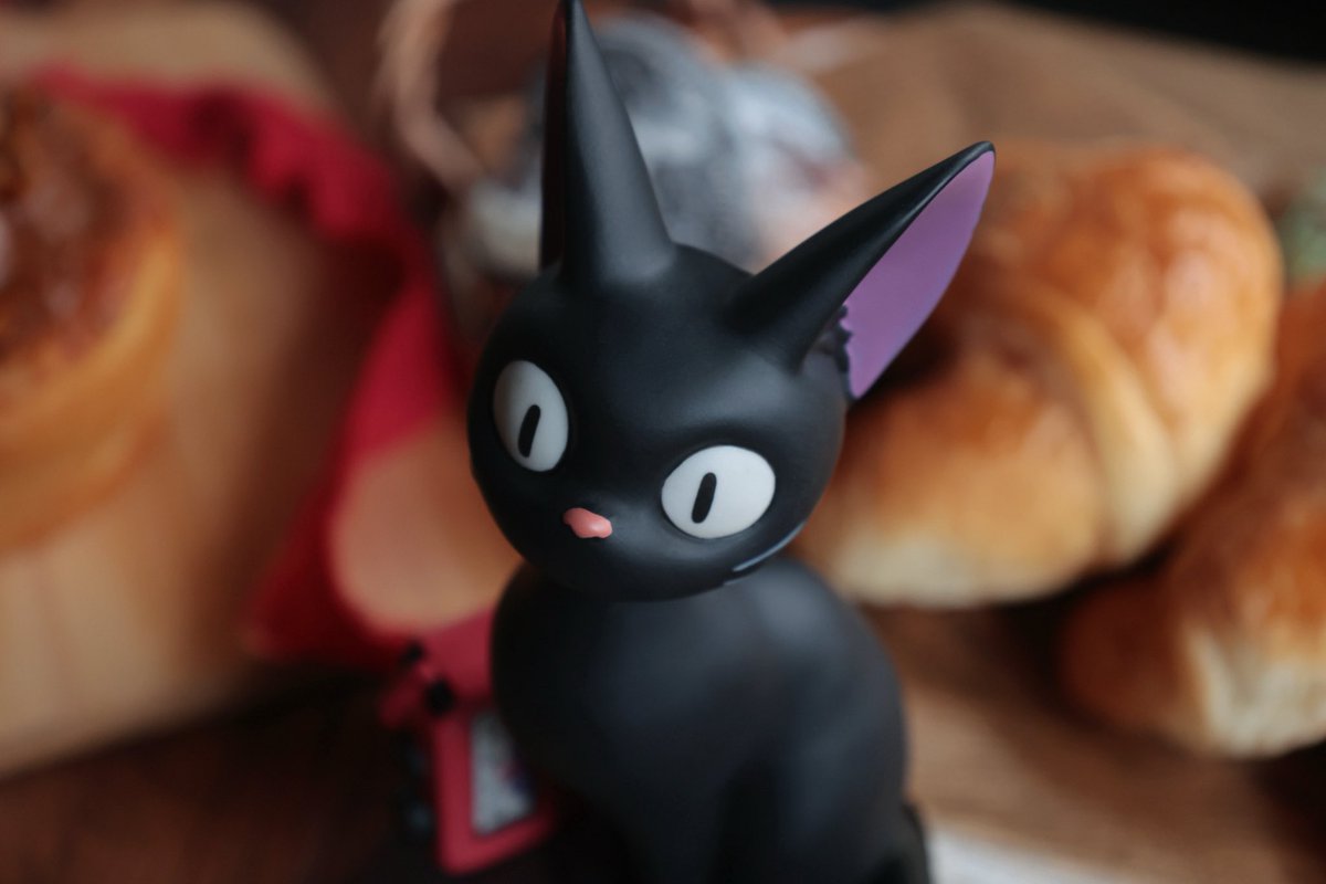 ⭐️おすすめ⭐️ ちょこんと座るジジ🐾 その足元には作中に登場する
