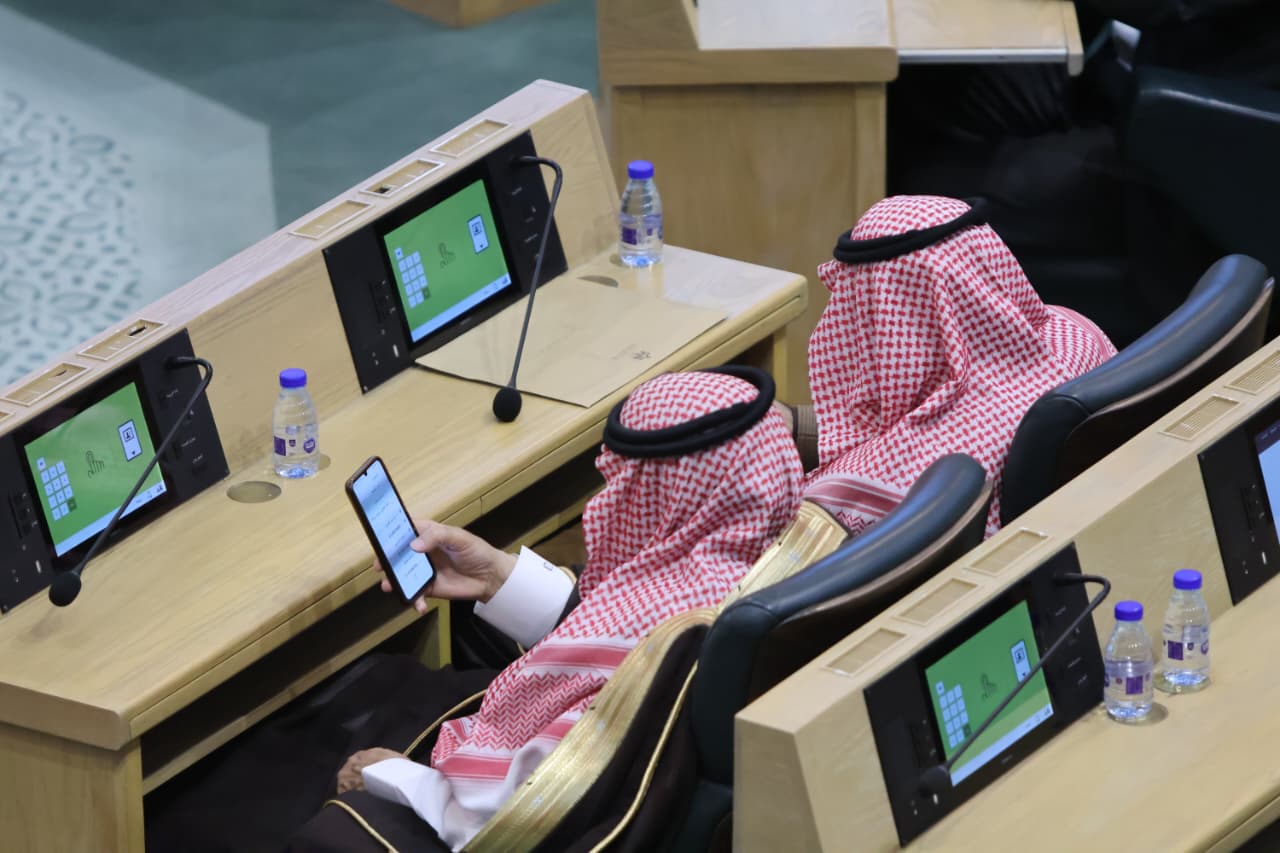 نواب ينشغلون بهواتفهم خلال جلسة مناقشة مشروع قانون الموازنة العامة-(تصوير محمد الجندي) 