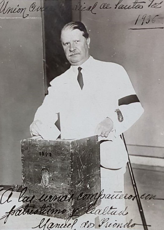 Theodiscus2's tweet photo. El 22 de abril de 1958 el gobierno nacional de Arturo Frondizi le entregó una pensión vitalicia de 3.000 pesos al exgobernador santafesino y ministro nacional Manuel de Iriondo debido a que tanto él como su esposa, se encontraban en situación de pobreza. Iriondo fallecería el 4 de diciembre de ese año, poco antes de cumplir los 85 años de edad. 

"Manucho" nació en Santa Fe el 26 de diciembre de 1873 siendo hijo de Simón de Iriondo, dos veces gobernador sanfesino y ministro de la presidencia de Nicolás Avellaneda, y Tomasa Zavalla. Comenzó su carrera política en 1898 como secretario de Bernardo de Irigoyen en su época como gobernador de Buenos Aires, fue diputado nacional en dos periodos (1900-1904 y 1904-1907), ministro de Hacienda entre 1907 y 1910 en la presidencia de José Figueroa Alcorta, Presidente del Banco Nación entre 1910 y 1918, ministro de Justicia e Instrucción Pública entre 1932 y 1937 en la presidencia de Agustín P. Justo y gobernador de la provincia de Santa Fe entre 1937 y 1941. 

En 1909 su nombre fue rumoreado como uno de los candidatos a ser el vicepresidente de Roque Sáenz Peña, siendo dicha nominación para Victorino de la Plaza en su lugar. En abril de 1943 fue elegido por la Concordancia para acompañar como vicepresidente la candidatura presidencial de Robustiano Patrón Costas.
