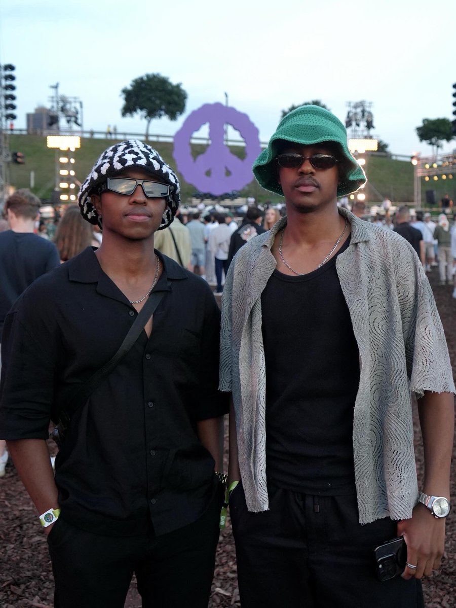 manlikemk_'s tweet image. twin