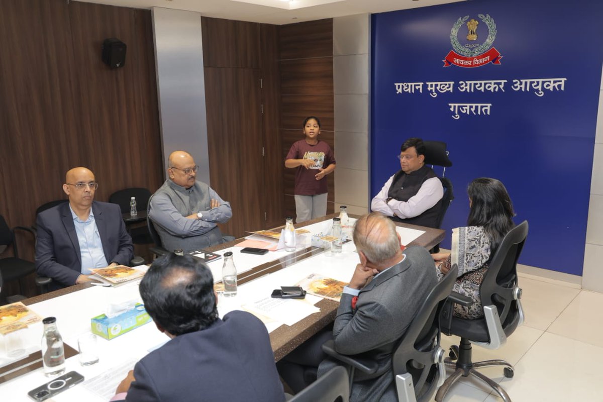 IncomeTaxGuj's tweet image. ‘सुरभि’ में आयकर विभाग के अधिकारियों व कर्मचारियों द्वारा रचित कविता, कहानी तथा चित्रकारी के साथ-साथ विभाग की गतिविधियों को दर्शाते हुए लेख भी शामिल किए गए हैं।

‘सुरभि’ के प्रकाशन के द्वारा आयकर विभाग, अहमदाबाद ने राजभाषा के प्रचार-प्रसार व कार्मिकों की पठन-पाठन व लेखन शैली को…