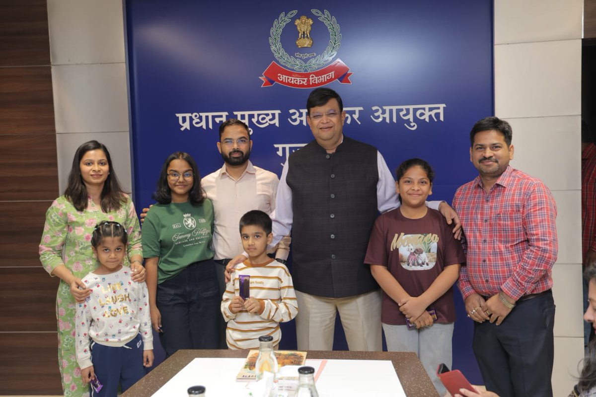 IncomeTaxGuj's tweet image. ‘सुरभि’ में आयकर विभाग के अधिकारियों व कर्मचारियों द्वारा रचित कविता, कहानी तथा चित्रकारी के साथ-साथ विभाग की गतिविधियों को दर्शाते हुए लेख भी शामिल किए गए हैं।

‘सुरभि’ के प्रकाशन के द्वारा आयकर विभाग, अहमदाबाद ने राजभाषा के प्रचार-प्रसार व कार्मिकों की पठन-पाठन व लेखन शैली को…