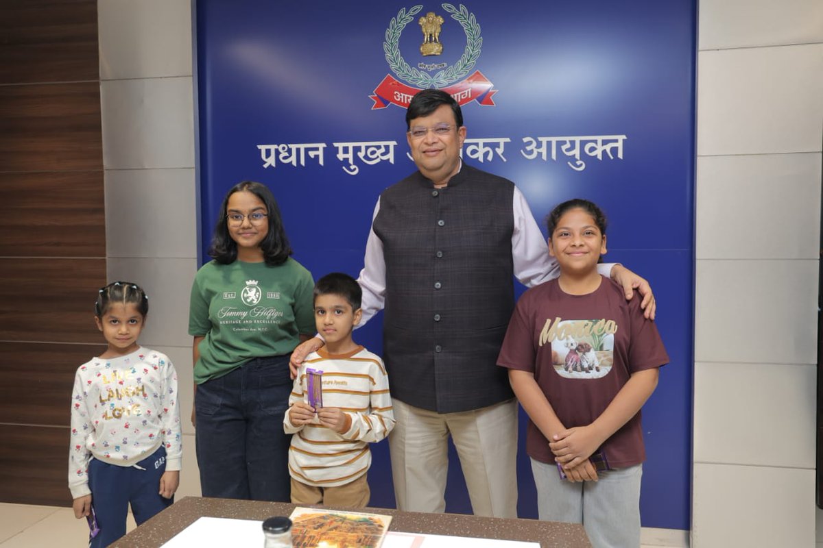 IncomeTaxGuj's tweet image. ‘सुरभि’ में आयकर विभाग के अधिकारियों व कर्मचारियों द्वारा रचित कविता, कहानी तथा चित्रकारी के साथ-साथ विभाग की गतिविधियों को दर्शाते हुए लेख भी शामिल किए गए हैं।

‘सुरभि’ के प्रकाशन के द्वारा आयकर विभाग, अहमदाबाद ने राजभाषा के प्रचार-प्रसार व कार्मिकों की पठन-पाठन व लेखन शैली को…