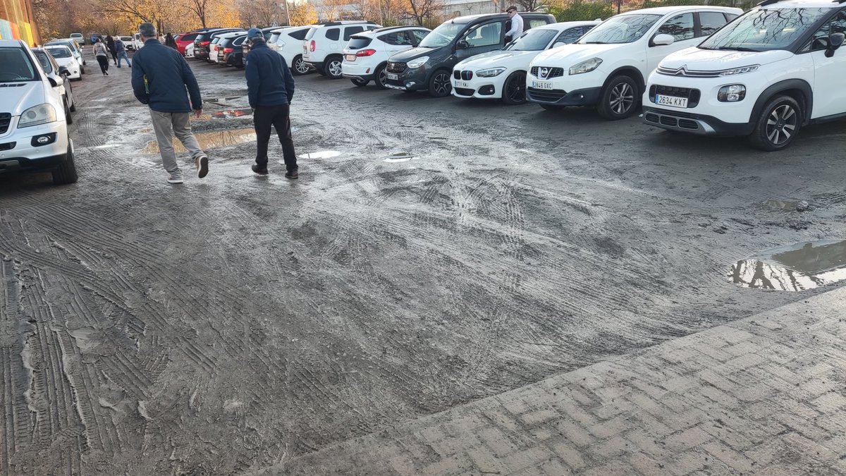 MiguelAngelSIT's tweet photo. Así entran nuestros hijos e hijas al colegio. Barro y agua.
La causa: los coches atraviesan la pequeñísima acera que lleva a las puertas del cole.
Y si en lugar de un parking improvisado se convierte en un parque (cuando dejemos de gastar en fiestas, supongo)
#Mostoles vivible https://t.co/St7Zw4281m