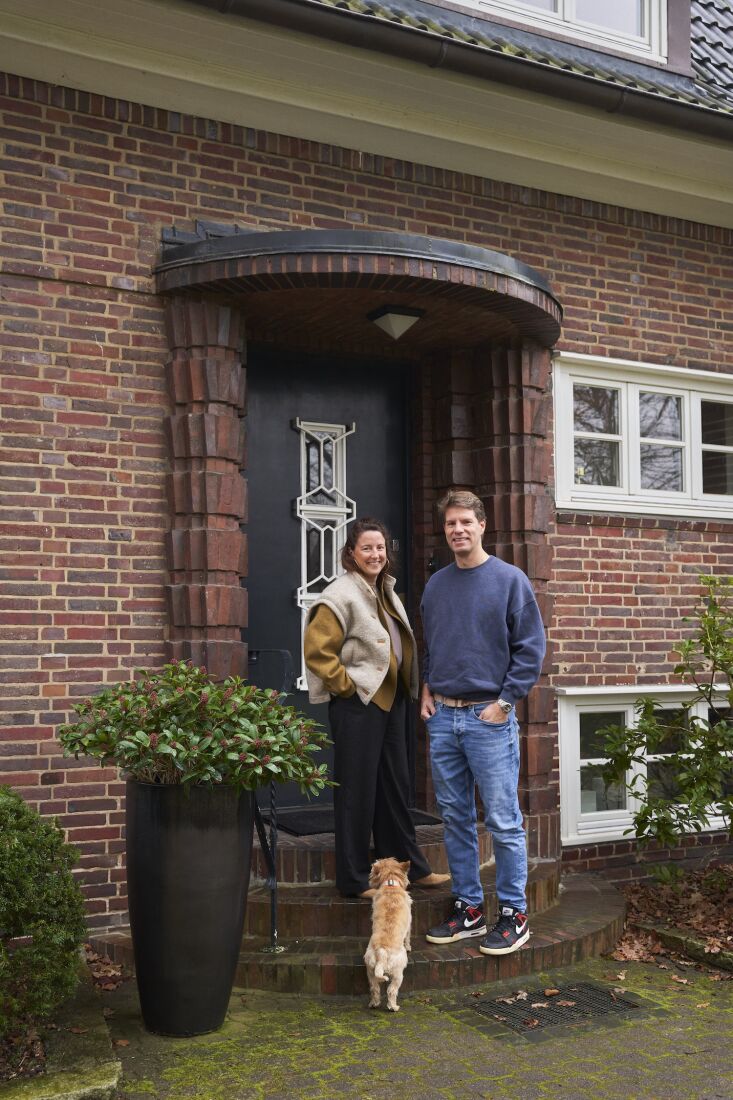 DustinMPeyser's tweet image. Kitchen of the Week: A Vipp Aluminum Island in a Young Couple’s 1928 Fixer-Upper dlvr.it/TPlt1X #KitchenOfTheWeek #VippDesign #HomeRenovation #FixerUpper #ModularKitchen