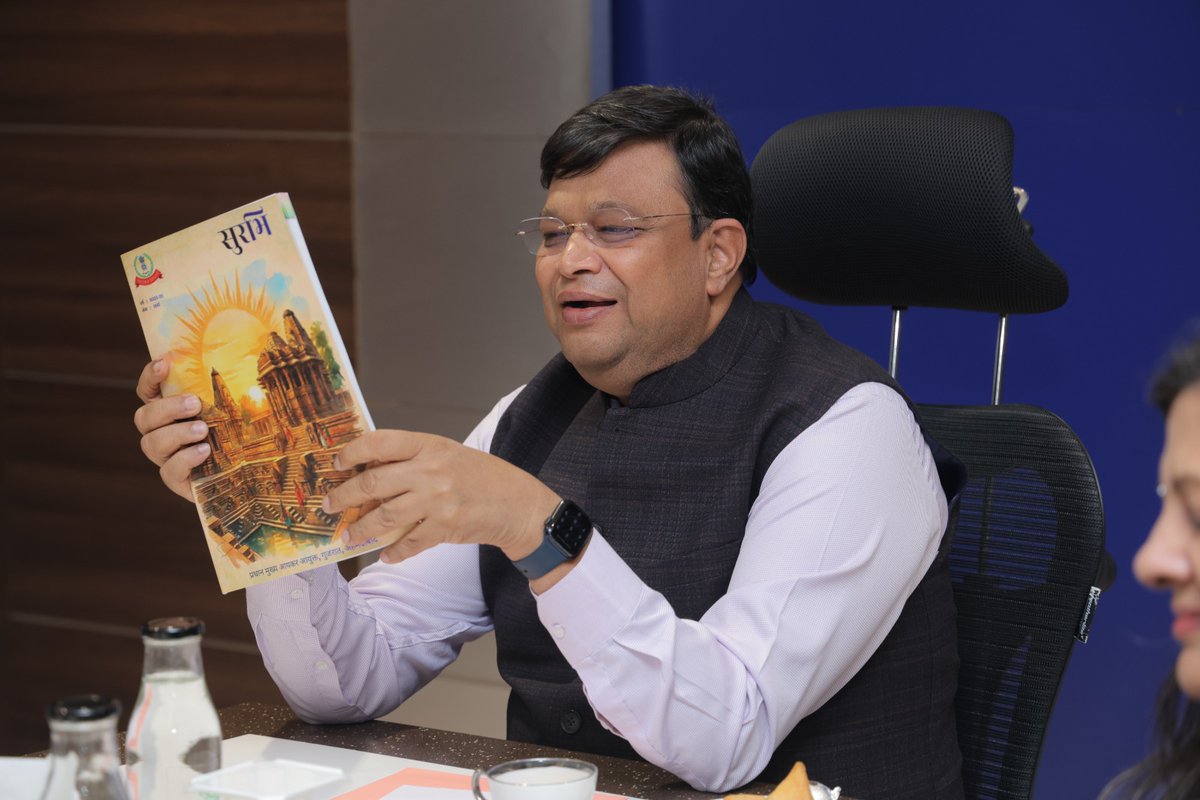 IncomeTaxGuj's tweet image. आयकर विभाग, अहमदाबाद की हिंदी पत्रिका ‘सुरभि’ के 18वें अंक का विमोचन श्री सतीश शर्मा, प्रधान मुख्य आयकर आयुक्त, गुजरात के कर-कमलों से 10.12.2025 को किया गया। इस अवसर पर श्रीमती अपर्णा अग्रवाल, मुख्य आयकर आयुक्त, टीडीएस, अहमदाबाद, श्री राजेश कुमार गुप्ता, मुख्य आयकर आयुक्त-2,…