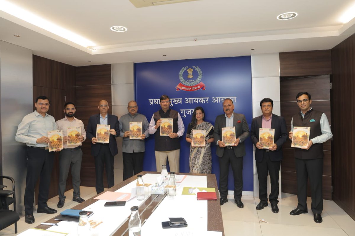 IncomeTaxGuj's tweet image. आयकर विभाग, अहमदाबाद की हिंदी पत्रिका ‘सुरभि’ के 18वें अंक का विमोचन श्री सतीश शर्मा, प्रधान मुख्य आयकर आयुक्त, गुजरात के कर-कमलों से 10.12.2025 को किया गया। इस अवसर पर श्रीमती अपर्णा अग्रवाल, मुख्य आयकर आयुक्त, टीडीएस, अहमदाबाद, श्री राजेश कुमार गुप्ता, मुख्य आयकर आयुक्त-2,…